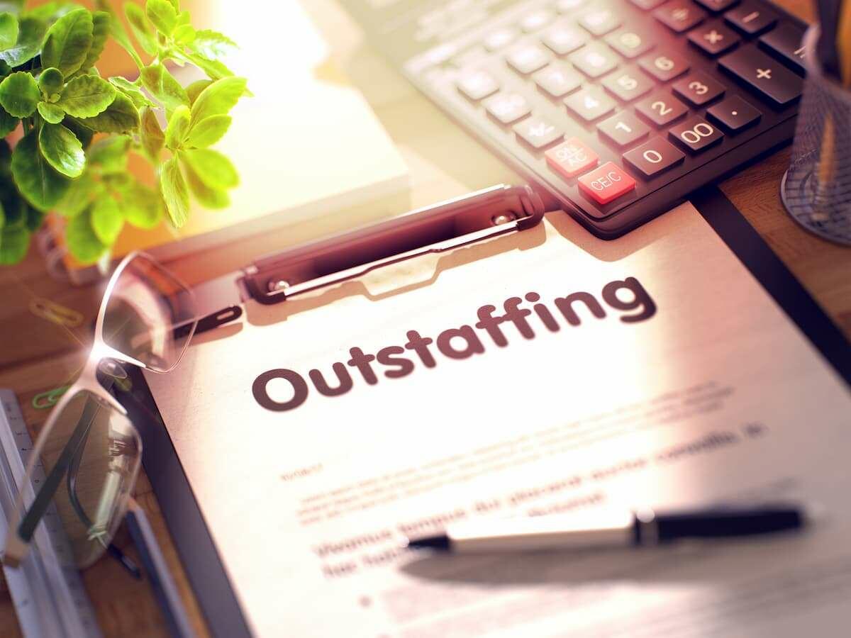 difference between outsourcing and outstaffing